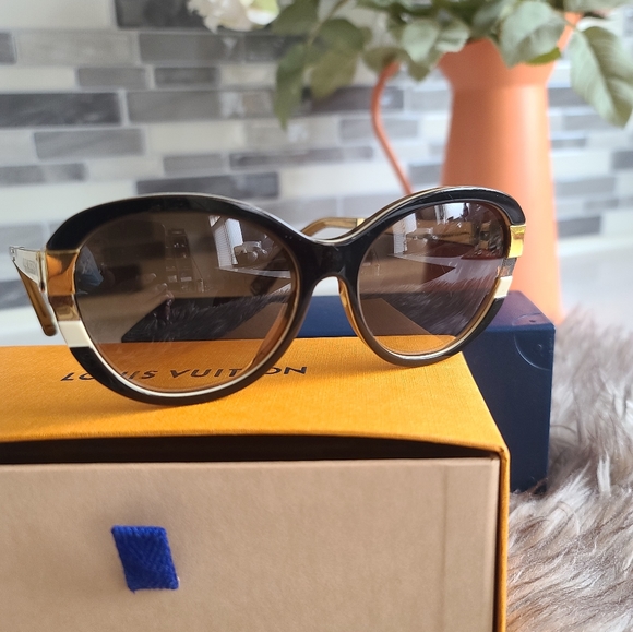 AUTHENTIC LOUIS VUITTON CAT EYES SUNGLASSES - Picture 7 of 9